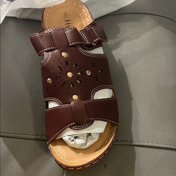 Elegant Women's Maroon Slide Sandals - Picture 8 of 8